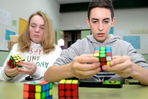 Jóvenes genios a vueltas con el cubo de Rubik